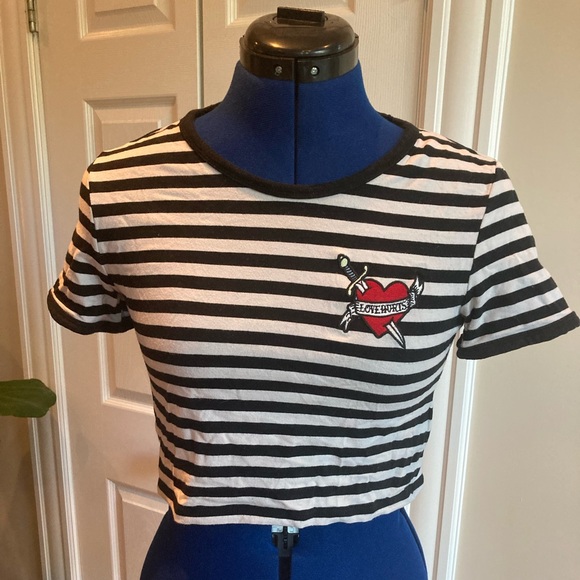 Divided cropped striped tee with heart patch - Picture 1 of 5